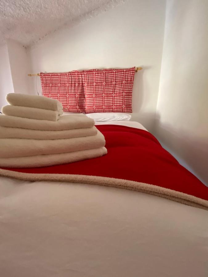Mansarda Petronilla Apartment เปียซซาตอร์เร ภายนอก รูปภาพ
