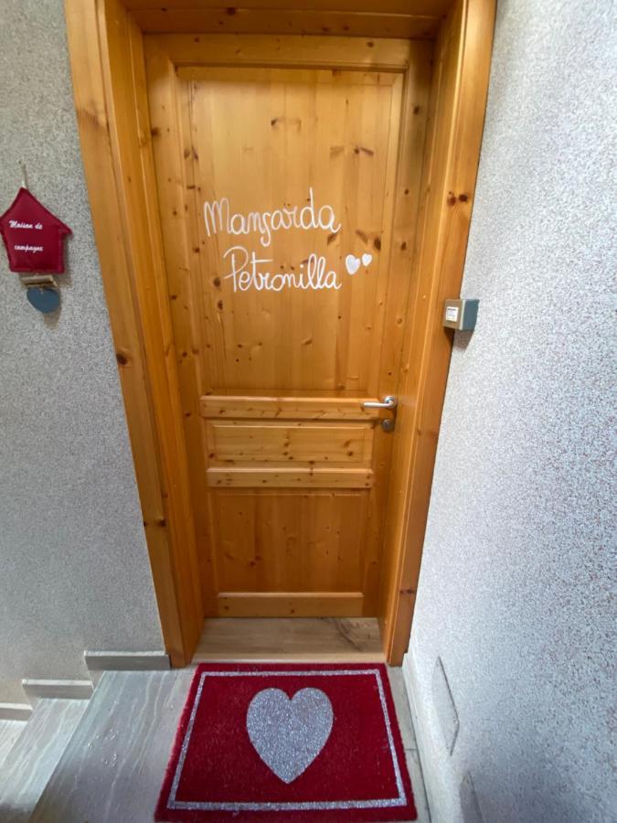 Mansarda Petronilla Apartment เปียซซาตอร์เร ภายนอก รูปภาพ